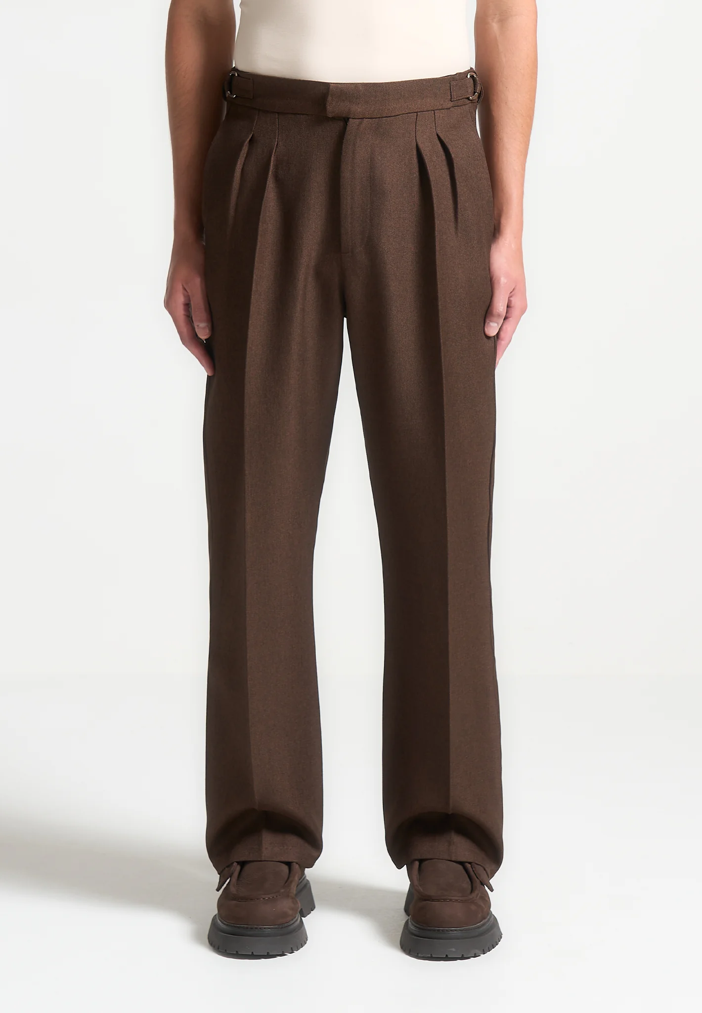 Maniere de Voir  — Relaxed Fit Twin Pleat Tailored Trousers - Brown